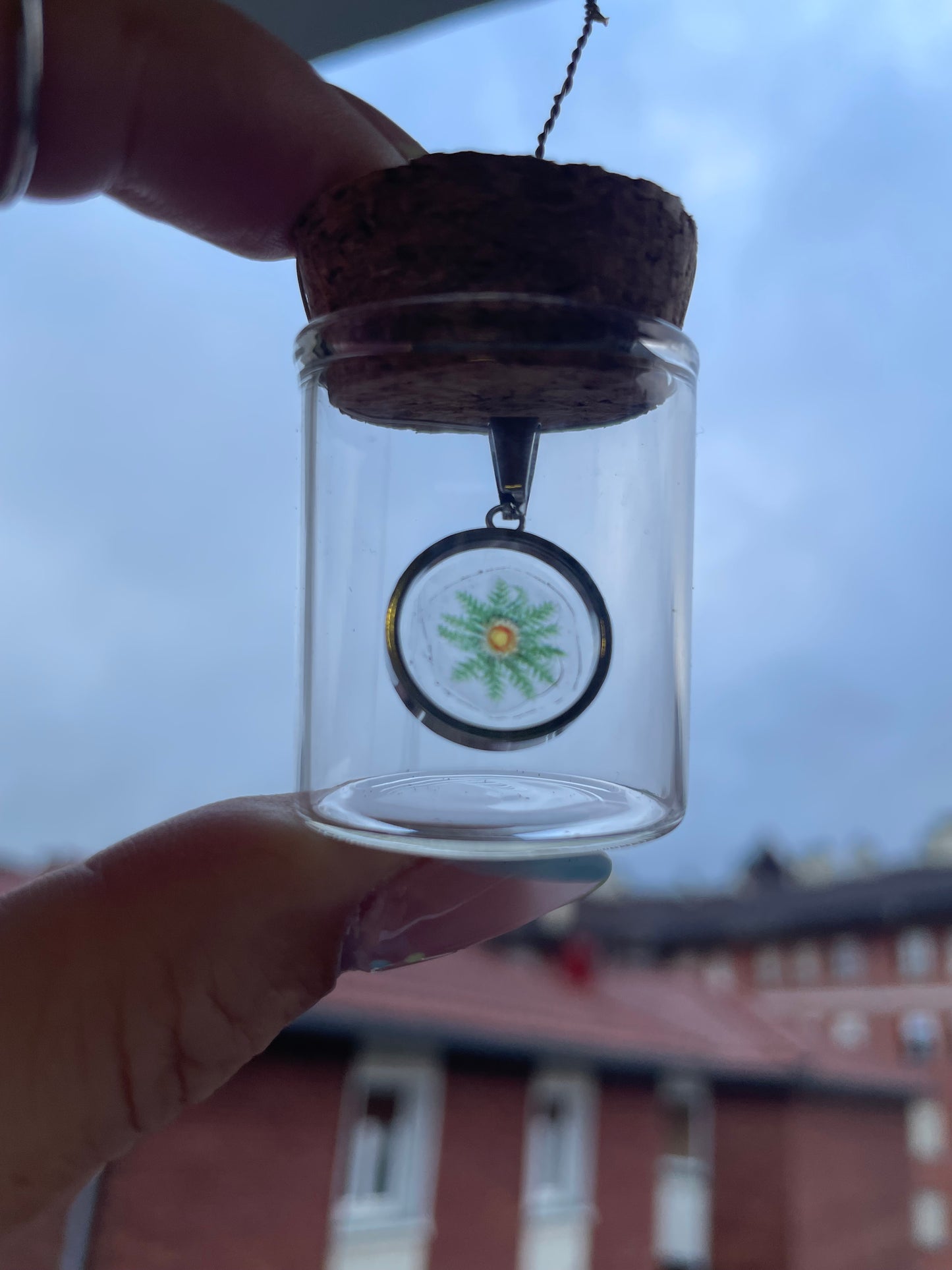Colgante de Eguzkilore translucido