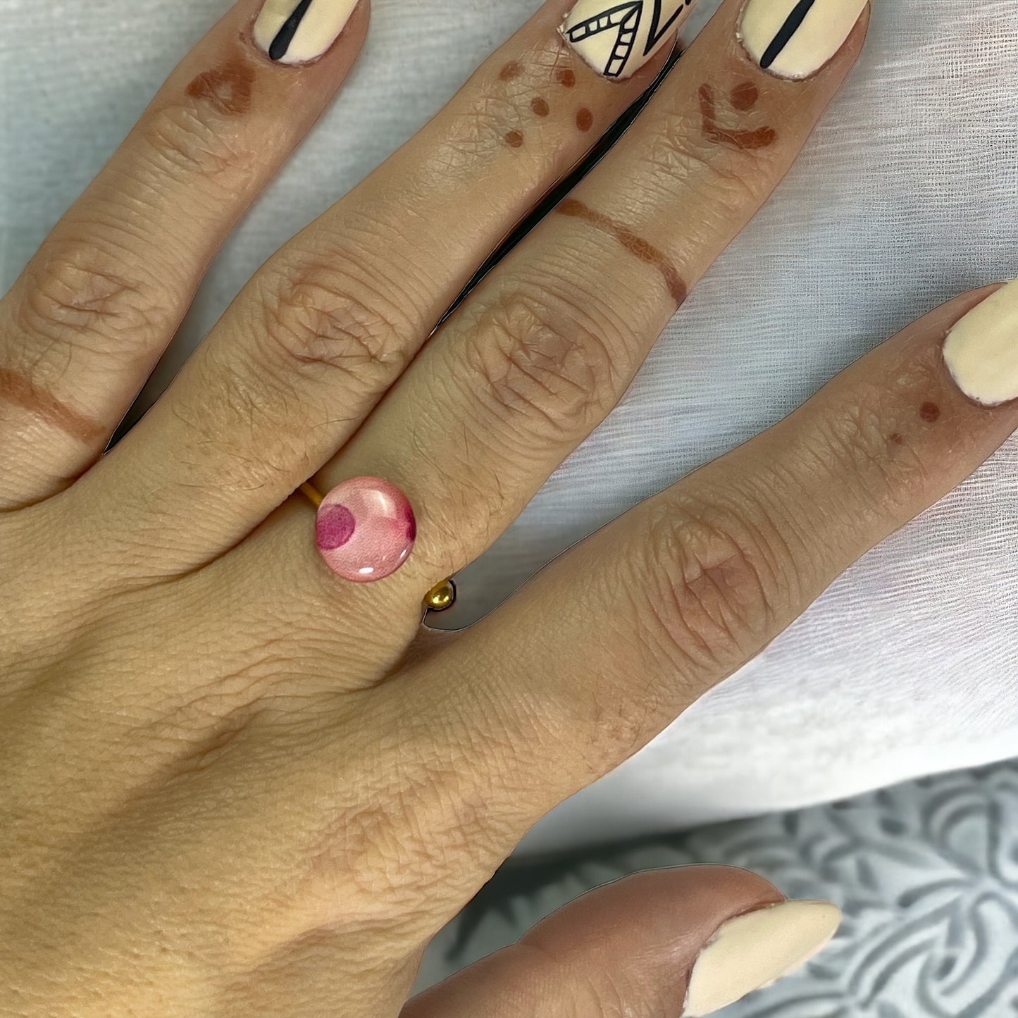 Anillo de acero dorado y papel (tamaño ajustable)